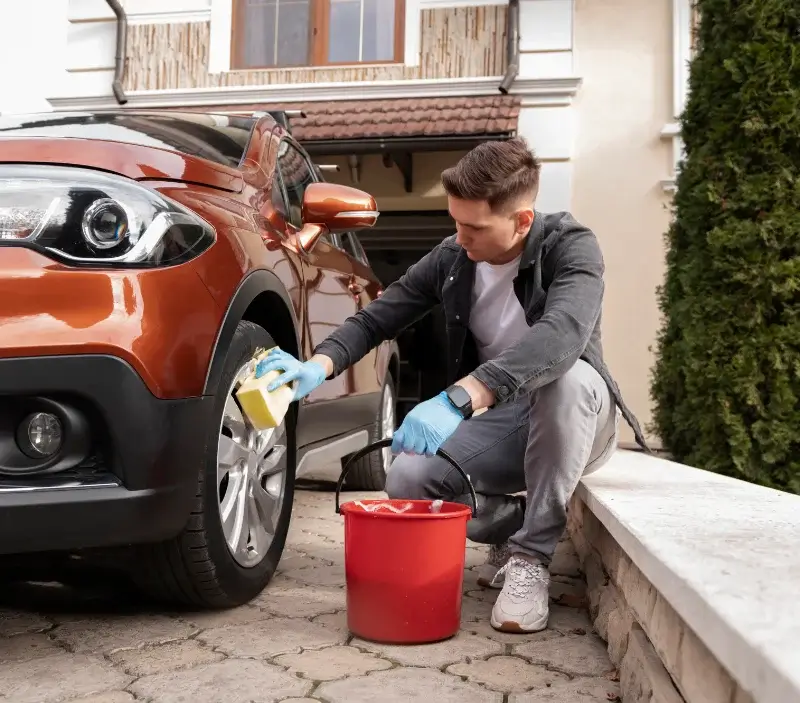 Lavage auto à domicile Flers-sur-Noye : professionnel intervenant sur un véhicule